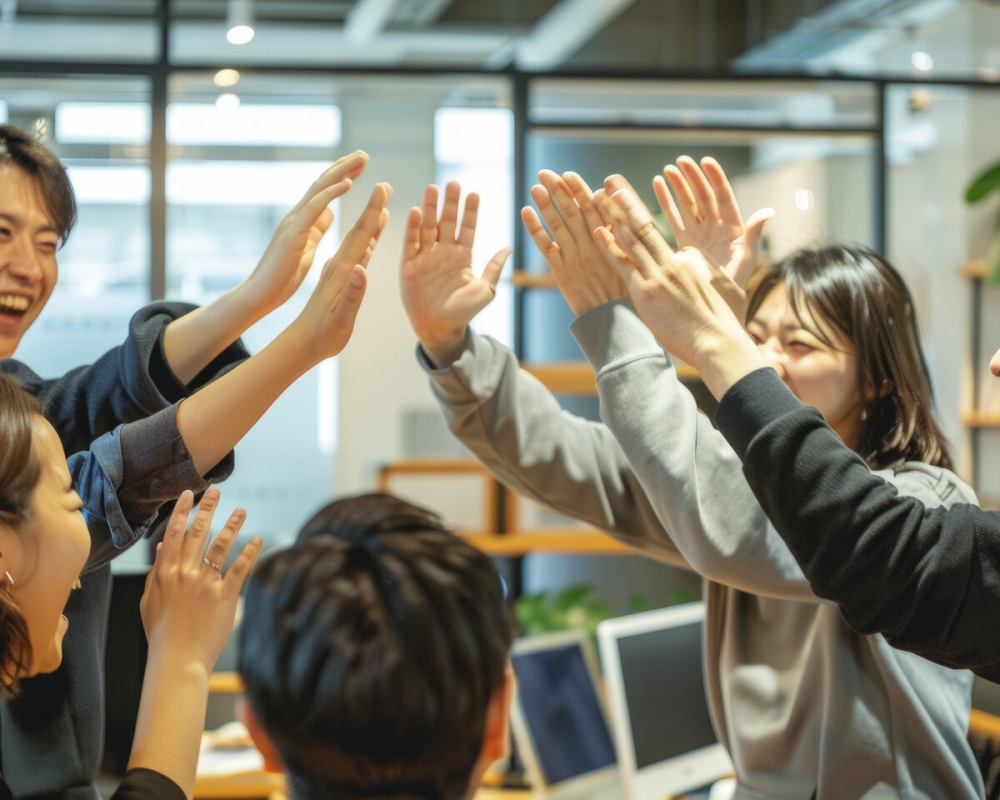 ilbon-gisul-seutateueob-tim-i-jepum-chulsileul-chughahamyeo-haipaibeuwa-hwanholeul-hago-issseubnida