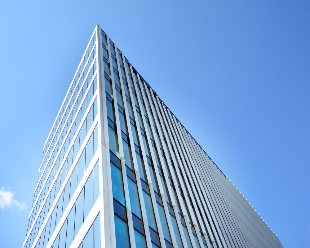 malg-eun-haneul-baegyeong-tumyeong-yulie-yuli-oegwan-eul-gajchun-hyeondaejeog-in-samusil-geonmul